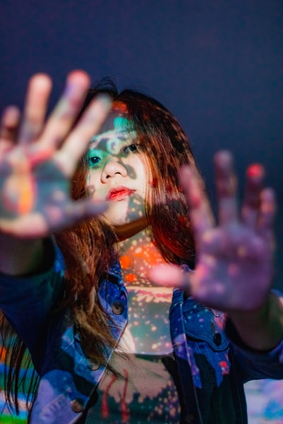 穿蓝色圆领衬衫的女人